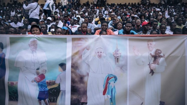 Uczestnicy spotkania młodych i katechetów z Papieżem Franciszkiem w Kinszasie, 2 lutego 2023