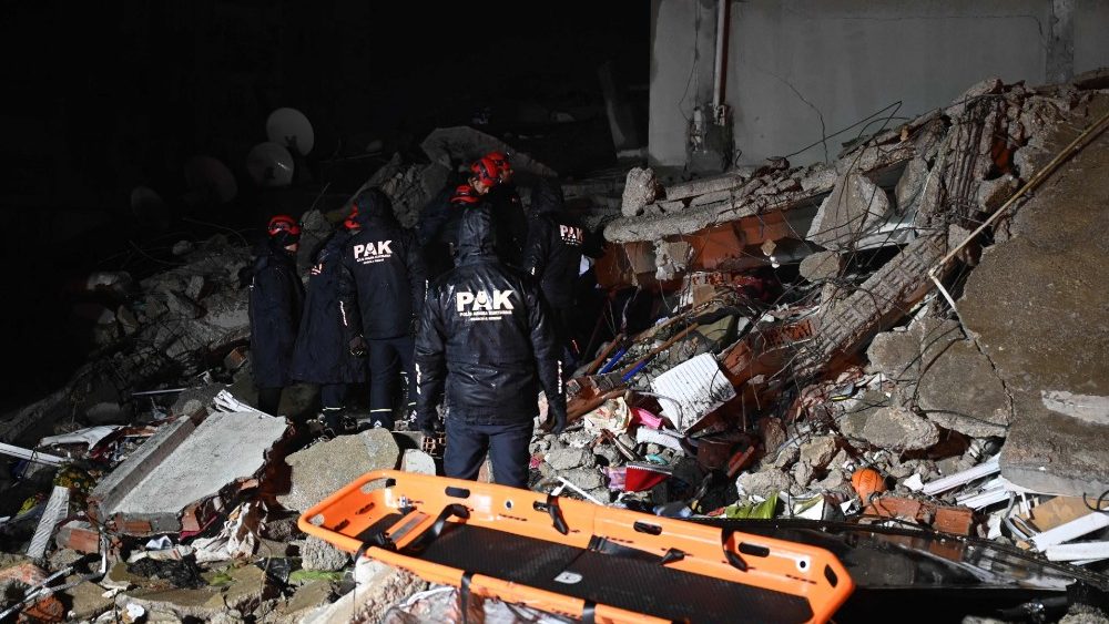 Equipes de resgate procuram entre os escombros de edifícios em Kahramanmaras, na Turquia, depois que um terremoto de magnitude 7,8 atingiu o sudeste do país em 7 de fevereiro de 2023. (Foto de OZAN KOSE/AFP)