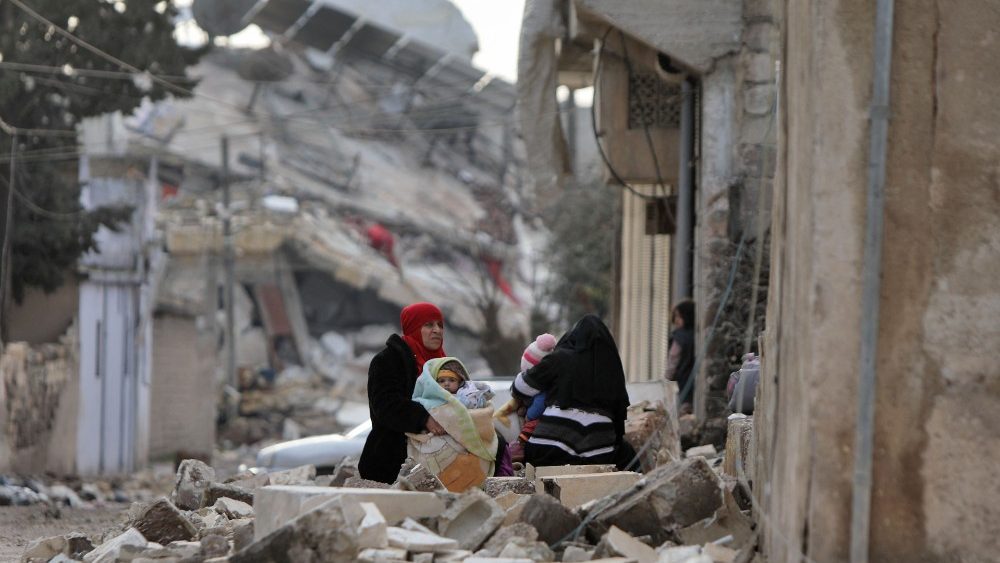 Mulheres sírias com seus filhos em Jandairis, província de Aleppo. )AFP/Alkasem)