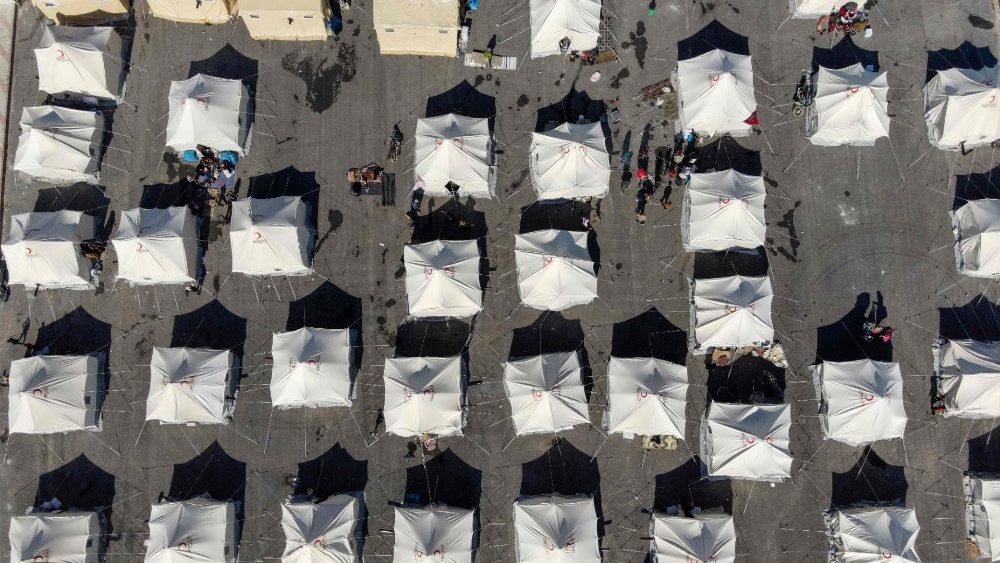 Uma foto aérea mostra um abrigo improvisado para pessoas que ficaram desabrigadas, na cidade de Jindayris, controlada pelos rebeldes, em 8 de fevereiro de 2023, dois dias depois que um terremoto mortal atingiu a Turquia e a Síria. (Foto de Rami al SAYED/AFP)