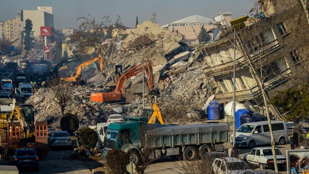 Escavadeiras trabalham entre os escombros de edifícios desabados em Adiyaman, Turquia, em 9 de fevereiro de 2023, três dias após um terremoto de magnitude 7,8 atingir o sudeste da Turquia. (Foto de Ilyas AKENGIN / AFP)