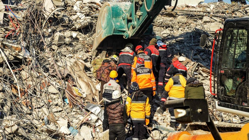 Equipes de resgate realizam operações de busca entre os escombros de edifícios desabados em Adiyaman, na Turquia, em 9 de fevereiro de 2023, três dias após um terremoto de magnitude 7,8 atingir o sudeste da Turquia. (Foto de Ilyas AKENGIN / AFP)