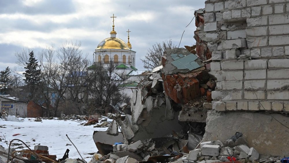 Esta fotografia tirada em 22 de fevereiro de 2023 mostra uma igreja ortodoxa destruída na vila de Terny, região de Donetsk, em meio à invasão militar da Rússia na Ucrânia. (Foto de ANATOLII STEPANOV/AFP)