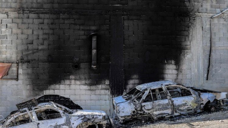 Voitures et bâtiments incendiés par des colons israéliens à Huwara en Cisjordanie