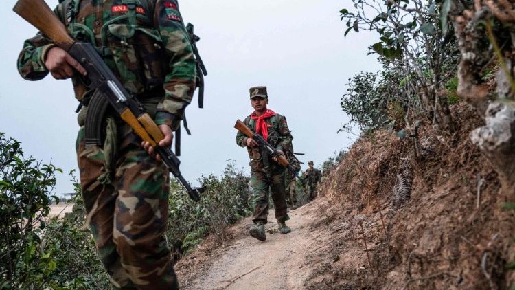 Alcuni esponenti di un gruppo ribelle (TNLA) nella parte settentrionale del Myanmar (Afp)