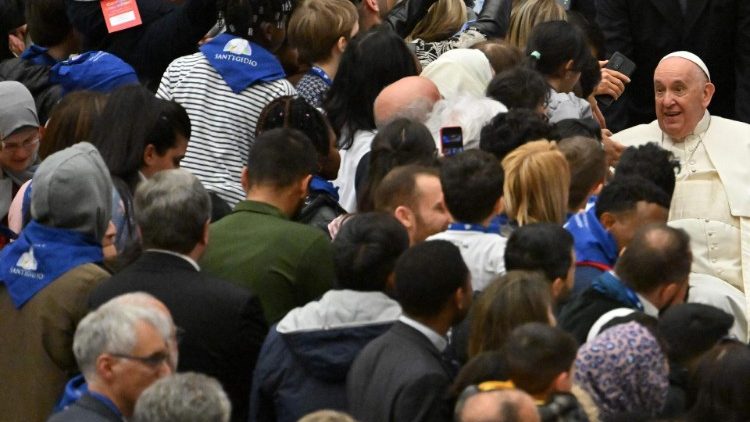 Papież Franciszek na audiencji dla osób, które skorzystały z korytarzy humanitarnych, by dostać się do Europy, 18 marca 2023