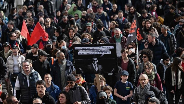 पेंशन बिल के विरोध में प्रदर्शन