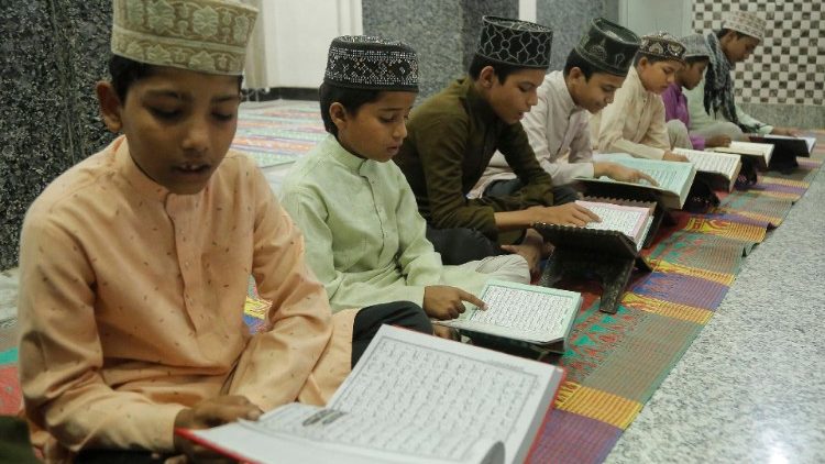 रमादान के अवसर पर कुरान का पाठ करते बच्चे, प्रतीकात्मक तस्वीर