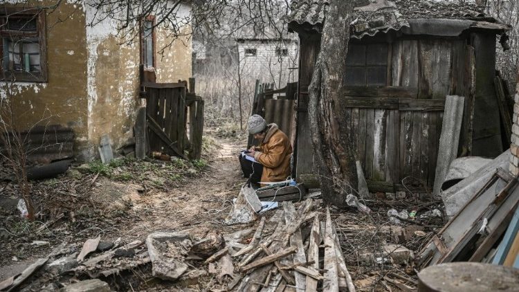 Una donna tra le macerie vicino a Bakhmut