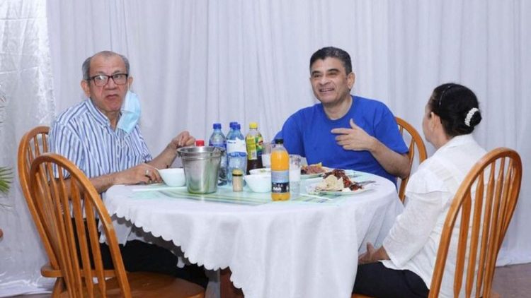 Bp Rolando Álvarez z odwiedzającym go w więzieniu rodzeństwem, 25 marca 2023