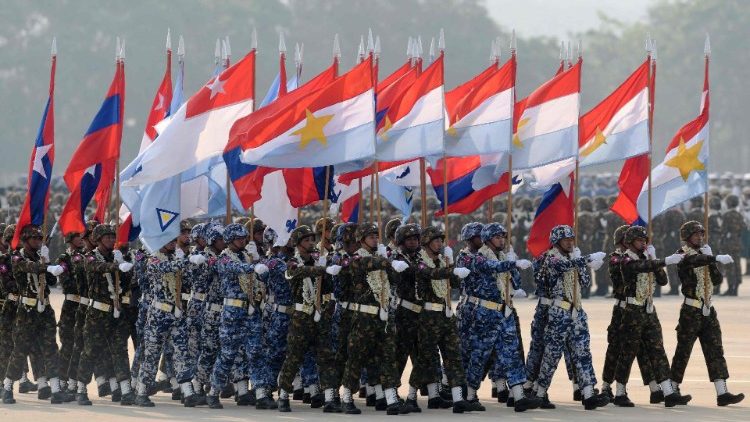 Forze armate del Myanmar durante una parata
