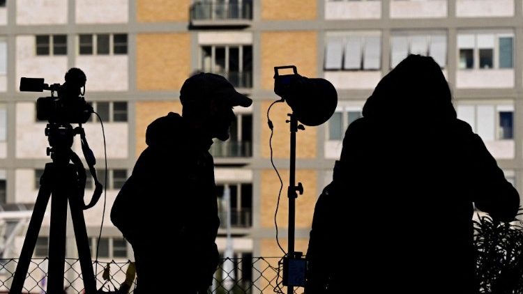 Journalisten vor der Gemelli-Klinik