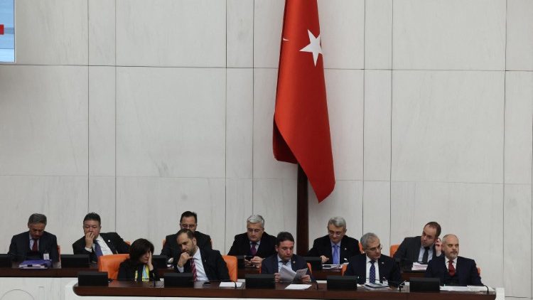 Turkish Parliamentarians vote to approve Finland's NATO application