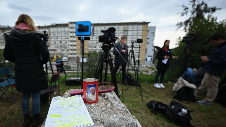 La presse devant l'hôpital Gemelli à Rome, vendredi 31 mars.