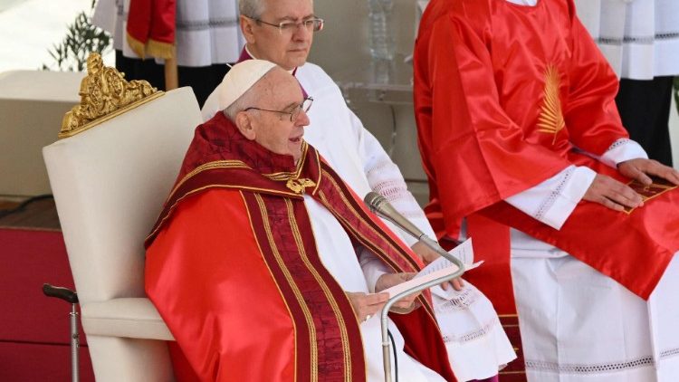 Le Pape exhortant les fidèles à se tenir aux côtés des abandonnés.