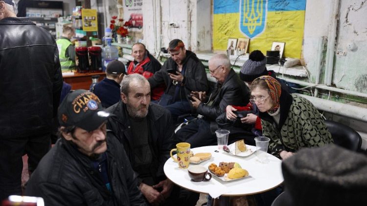 Mieszkańcy Awdijiwki w obwodzie doneickim odwiedzający specjalne centrum pomocy, 25 kwietnia 2023