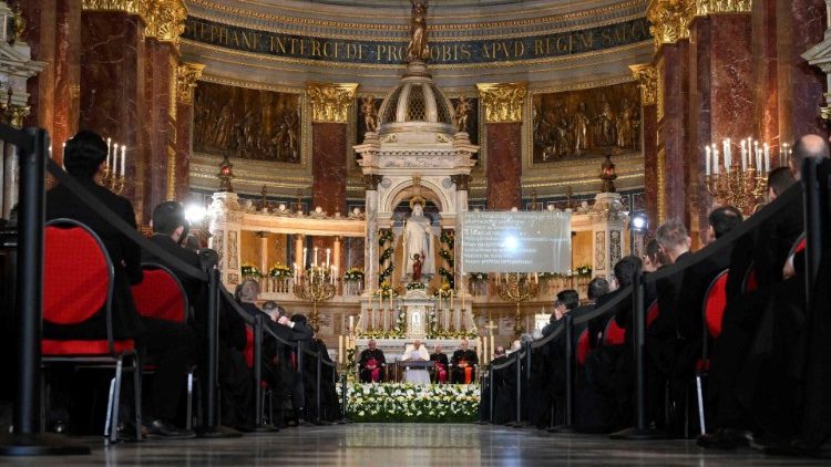 Szent Istv&aacute;n kir&aacute;ly szobra előtt