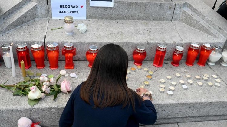 Малітва за ахвяр страляніны ў Сербіі