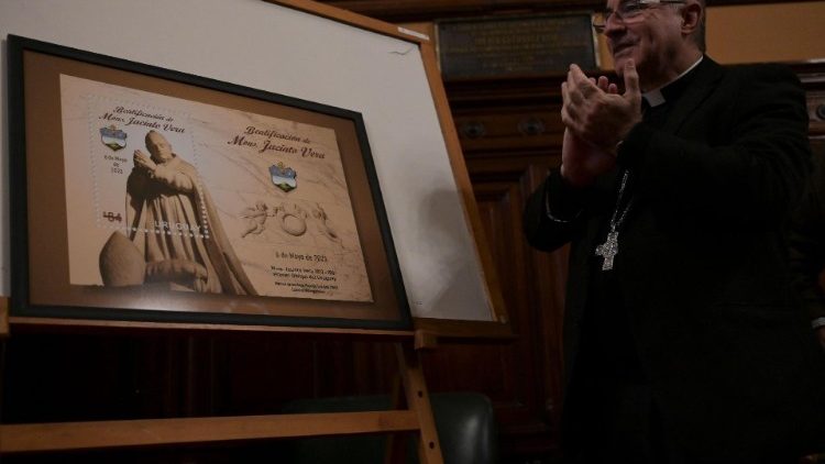 Sello conmemorativo emitido por el Correo Uruguayo en homenaje al beato Jacinto Vera. (AFP) 