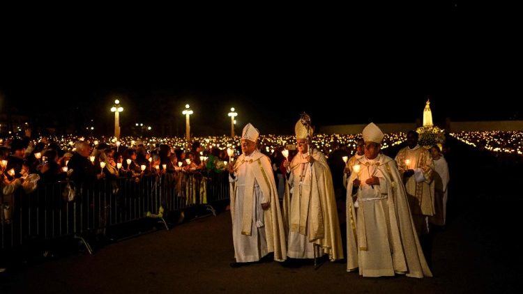 Procesión nocturna del 12 de mayo