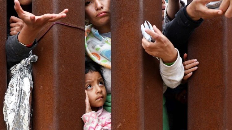 Des migrants à la frontière sud des Etats-Unis, le 13 mai dernier.