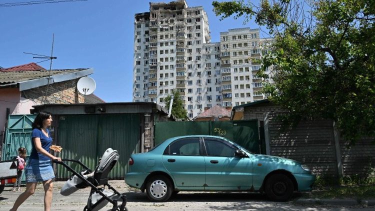 Kijów, w tle budynki zaatakowane przez drony 30.05.2023 r.