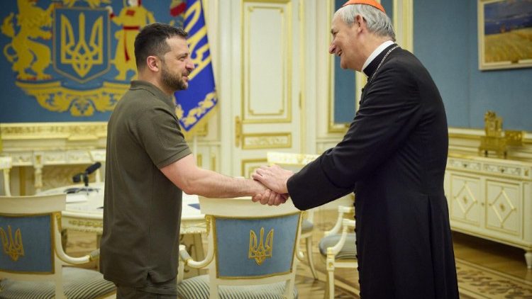 Präsident Wolodymyr Selenskyj begrößt Kardinal Matteo Zuppi