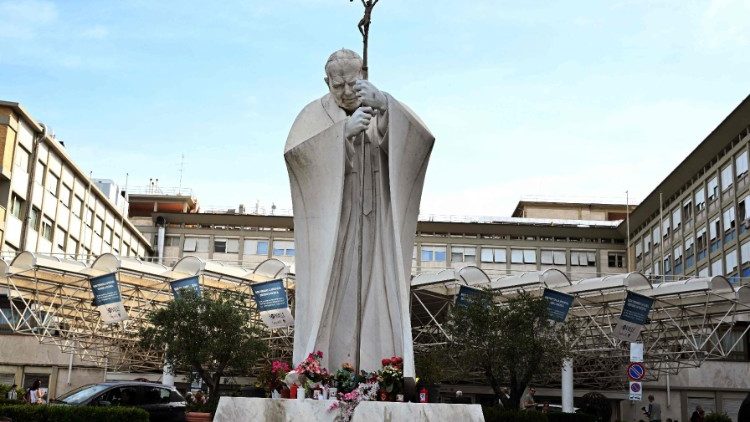 Imagem de São João Paulo II na Policlínica Gemelli, onde esteve internado em várias ocasiões.