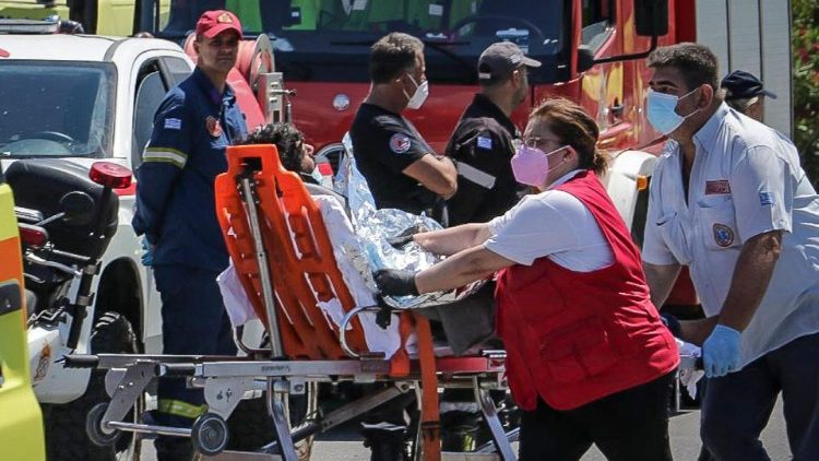I soccorritori impegnati a Kalamata, la città greca dove vengono trasferiti in queste ore i sopravvissuti al naufragio (Afp)