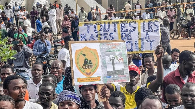 Manifestanti durante una manifestazione nel giorno dell'indipendenza nigerina