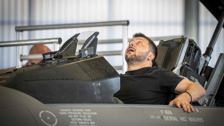 Il presidente ucraino Zelensky ispeziona gli F 16 danesi