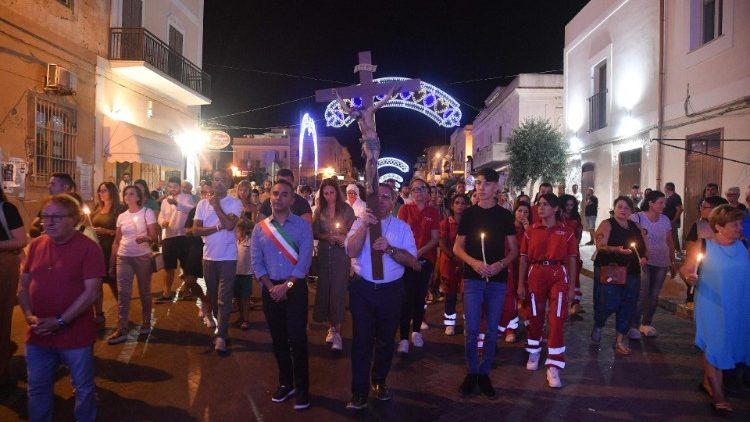 Il corteo ieri sera a Lampedusa