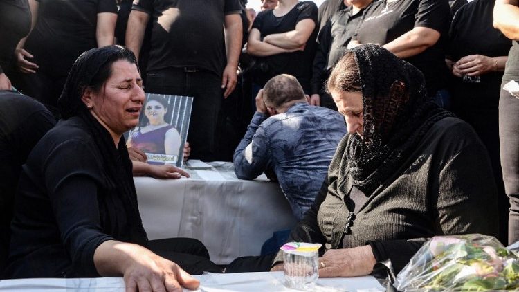 I familiari di alcune vittime dell'incendio a Qaraqosh, in Iran