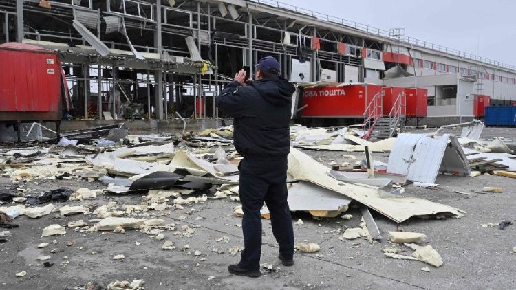 Edificio bombardato nella regione ucraina di Kharkiv