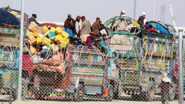 carovane di rifugiati afghani in Pakistan si muovono verso la frontiera per il rientro forzato in patria