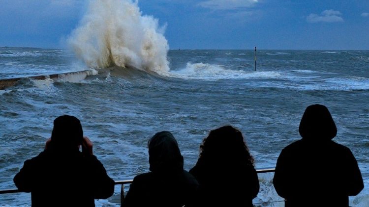 Almeno due vittime e oltre dieci dispersi in Francia per la tempesta Ciaran