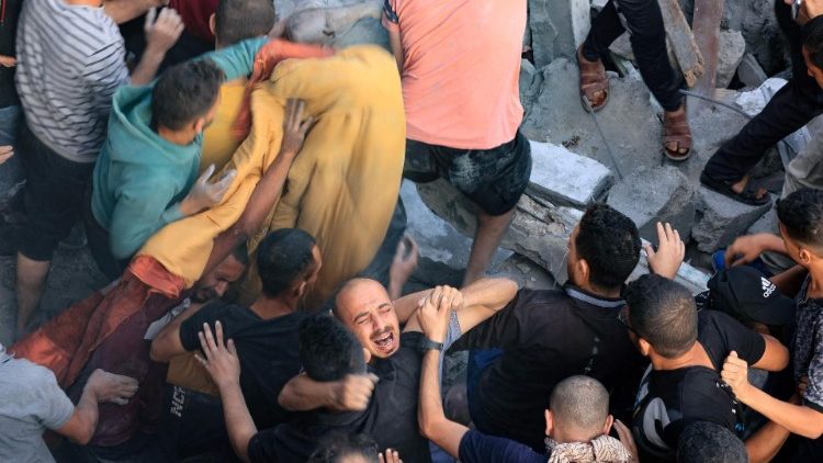 Soccorsi al campo di Al-Maghazi dopo i bombardamenti