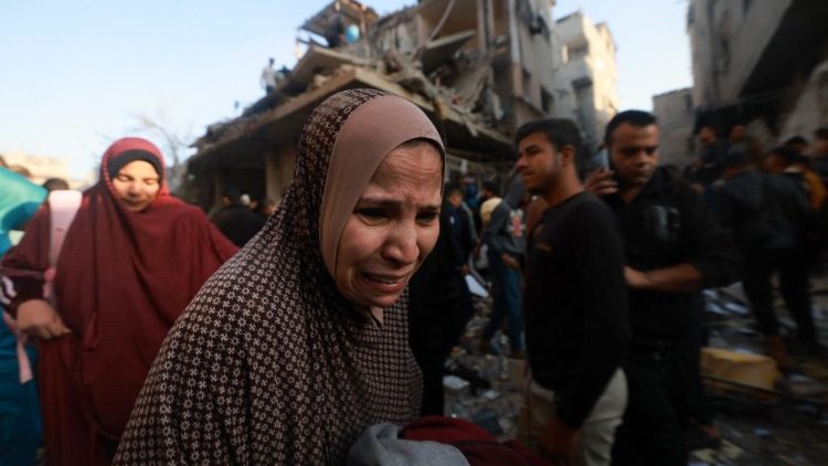 Una donna palestinese tra le macerie di Gaza (Mohammed Abed / Afp)
