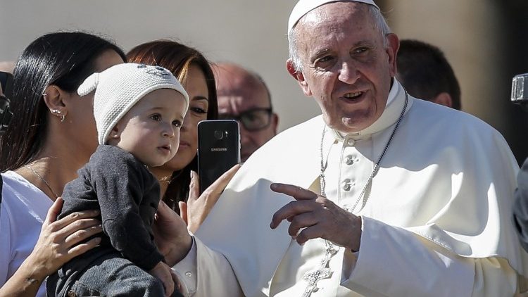 Wer ist hier der Superman? Franziskus bei einer Generalaudienz