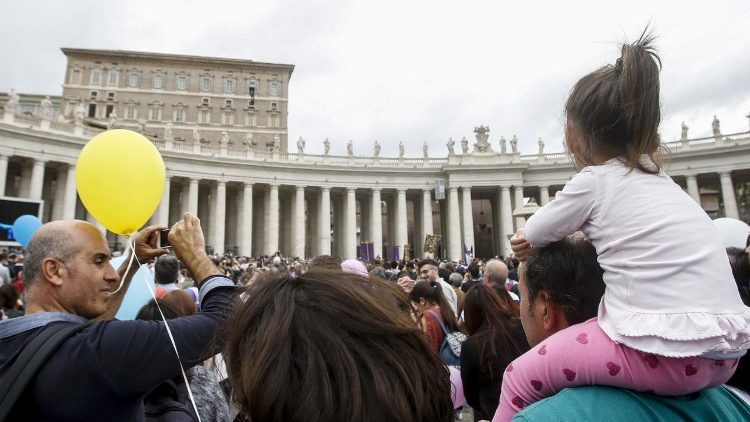 Fieles de tantas partes del mundo en la Plaza de San Pedro para rezar el Ángelus con el Papa Francisco