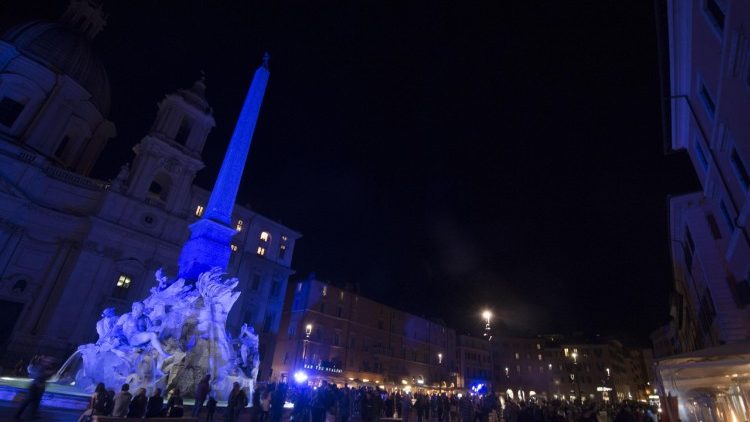 La "fontaine des quatre fleuves" du Bernin éclairée en bleue le temps du sommet