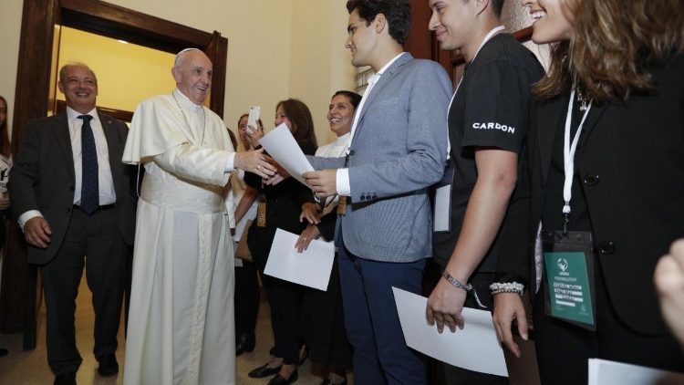Papa Francesco durante la visita alla sede romana di Scholas Occirrentes romana