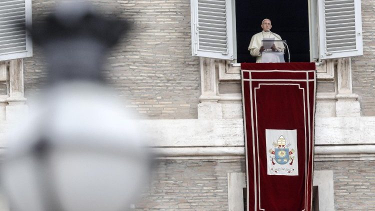 Papa Francisco durante o Angelus na Praça São Pedro
