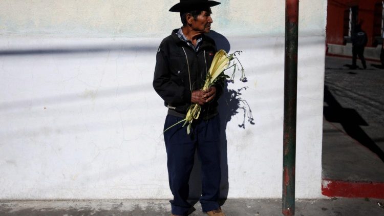 Fiel guatemalteco na Procissão do Domingo de Ramos, na Semana Santa de 2018