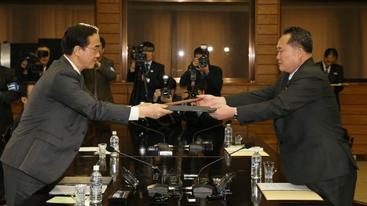 I delegati di Corea del Sud e Corea del Nord ai colloqui di alto livello nella cittadina di confine di Panmunjom  