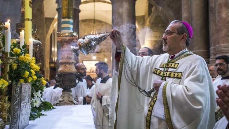 Dom Pierbattista Pizzaballa durante a Missa do Crisma no Santo Sepulcro, em Jerusalém