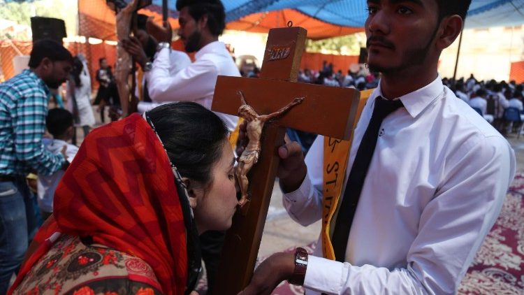 Pakistani Christians in prayer