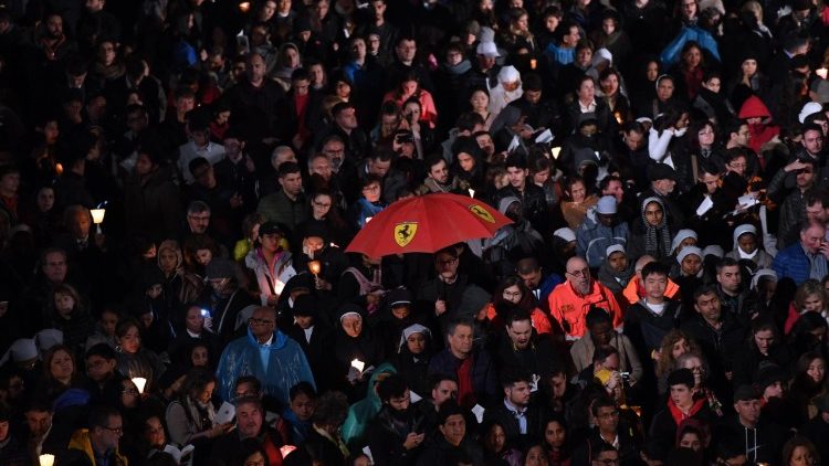 Pope Francis presides Via Crucis in Rome