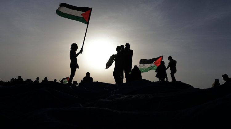 Palestinian protesters clash with Israeli troops