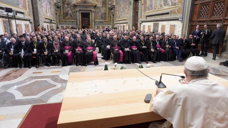 Franciszek na spotkaniu z misjonarzami